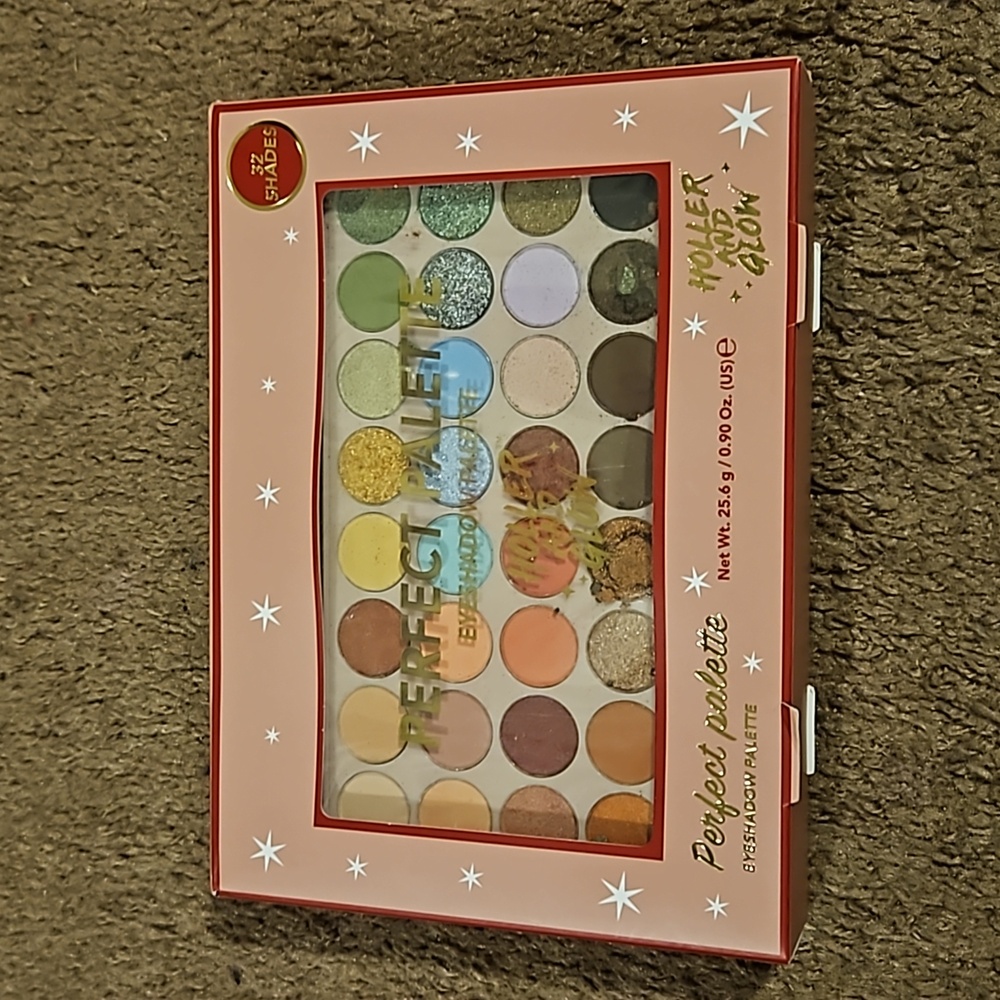 Holler and glow eyeshadow palette